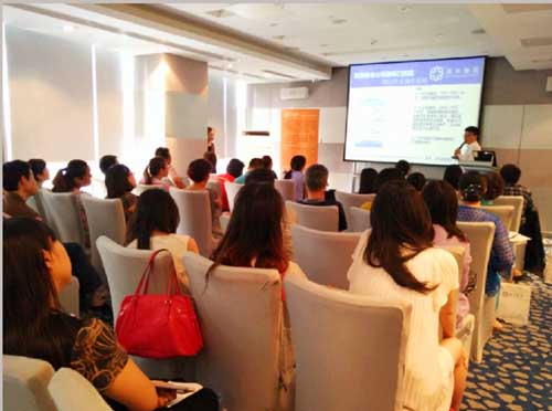 港豐高級(jí)講師景浪先生正給客戶(hù)分析離岸經(jīng)營(yíng)的案例和實(shí)操 港豐高級(jí)講師景浪先生正給客戶(hù)分析離岸經(jīng)營(yíng)的案例和實(shí)操