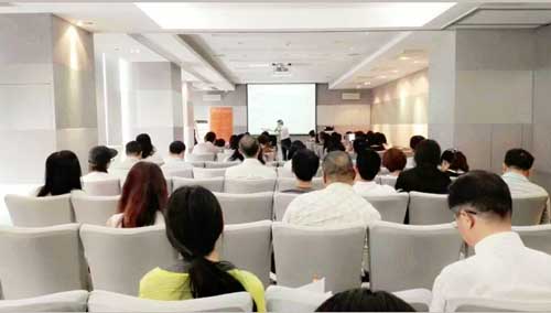 匯豐中國(guó)資本市場(chǎng)部總監(jiān)Jono先生精彩演講中 匯豐中國(guó)資本市場(chǎng)部總監(jiān)Jono先生精彩演講中