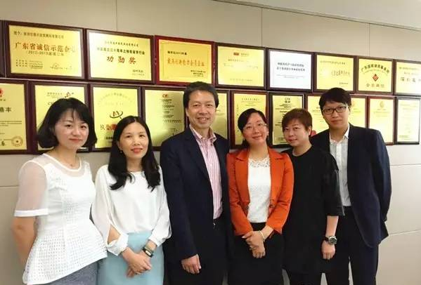 恒生銀行高級(jí)副總裁蔡爾全、港豐CEO魏曉嶸與恒生銀行高管合影